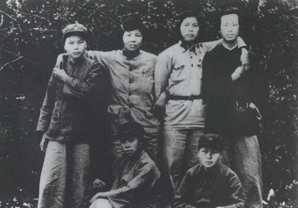 毛主席秘书将资料抄写好后交给主席，主席看了之后直言说：你贪污了，这到底为何？1