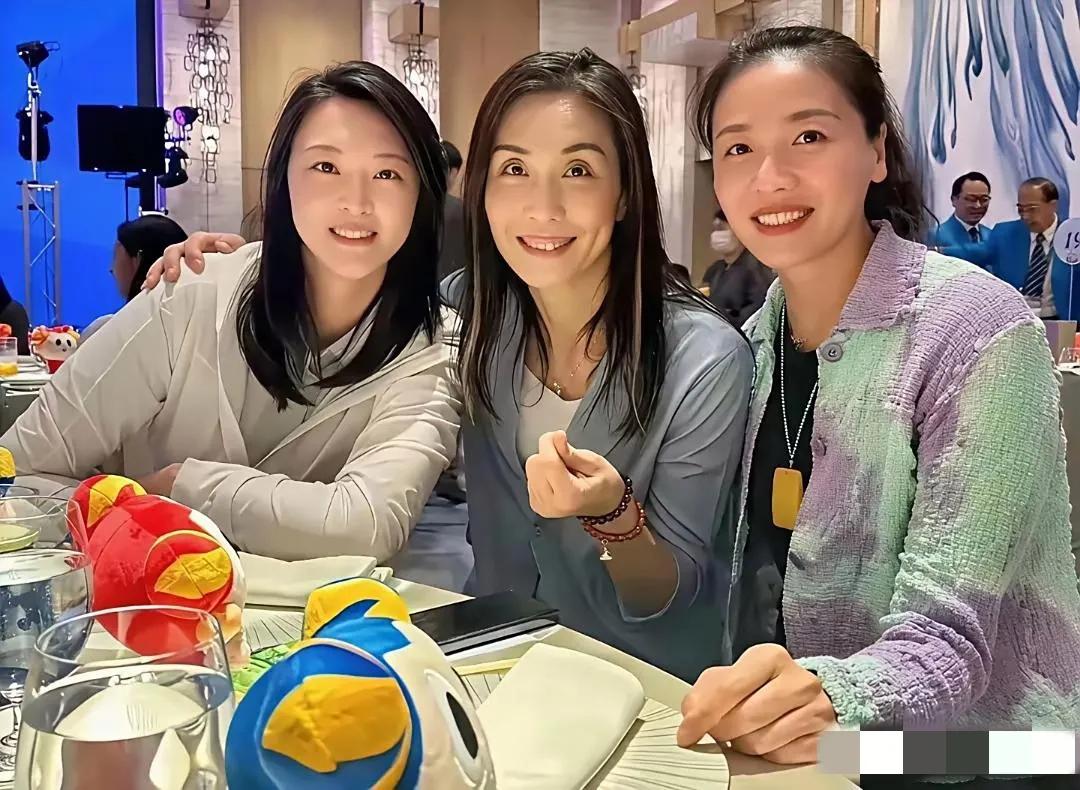三位女排队长同框：我一眼就认出了长发垂肩，细眉飞扬的惠若琪与凤眼如虹，樱唇榴齿的