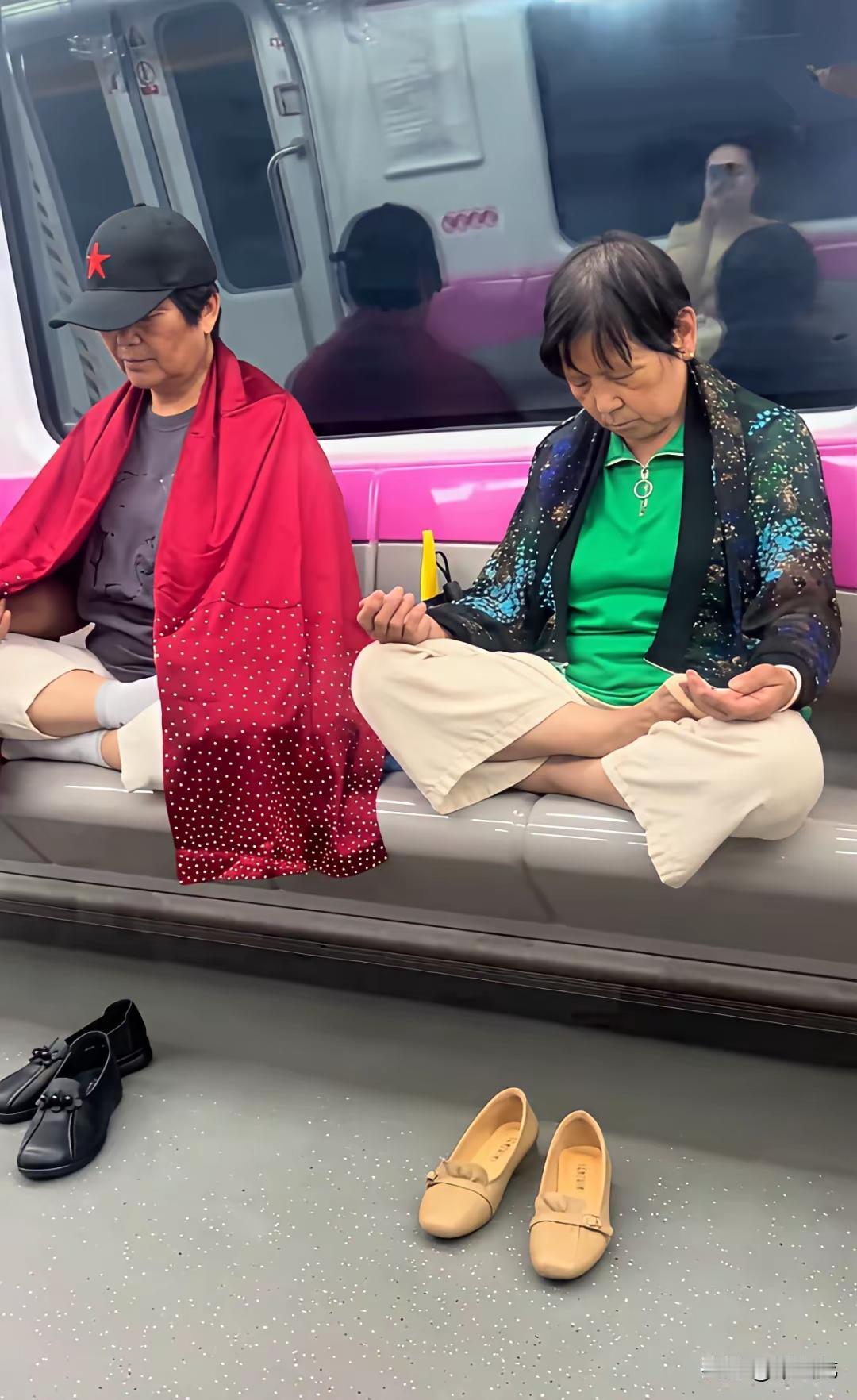 怎么人上了年纪，就变得这般让人捉摸不透了呢？大妈！您这是在修炼啥“神功”呀！瞧
