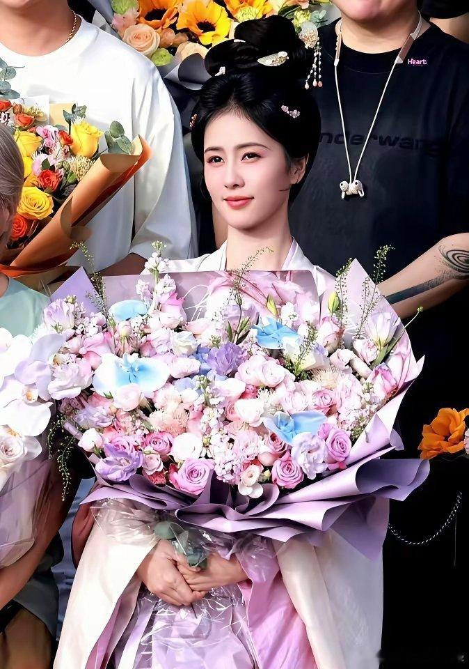 9517分断层第一，白鹿的新角色还没播就杀疯了。预告片里她一个眼神，弹幕直接炸锅