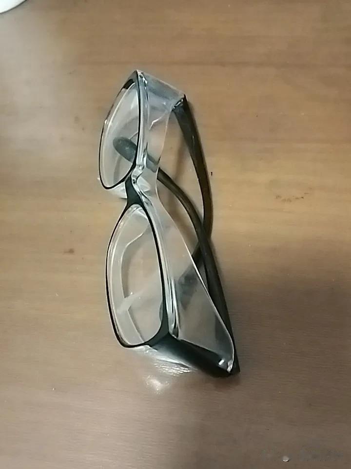 春日生活打卡季鼻炎过敏患者，带这个也没啥用，戴上出门还是觉得眯眼睛流眼泪。