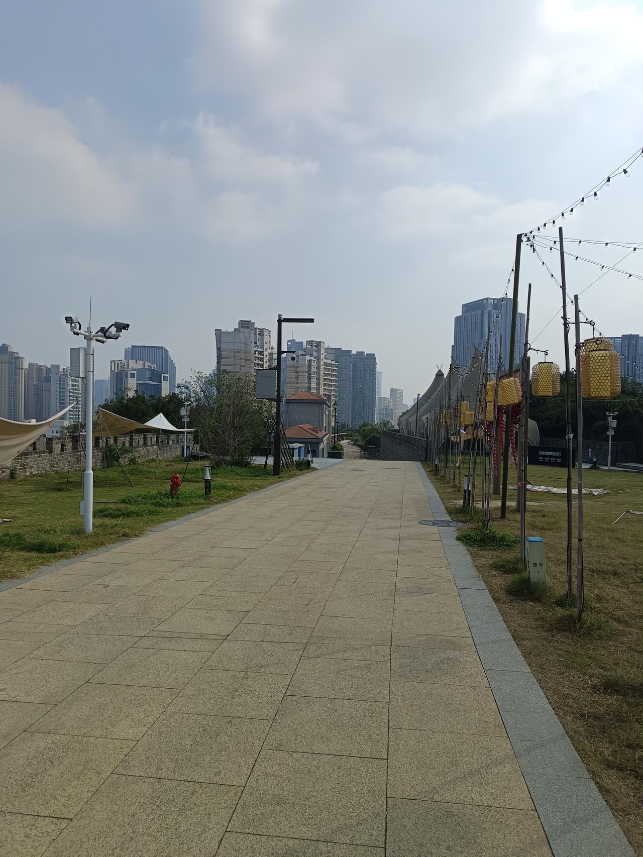 昨天早上吃过早餐和女儿一起坐地铁到武昌昙华林去逛了逛，那儿离武汉黄鹤楼不远，来武