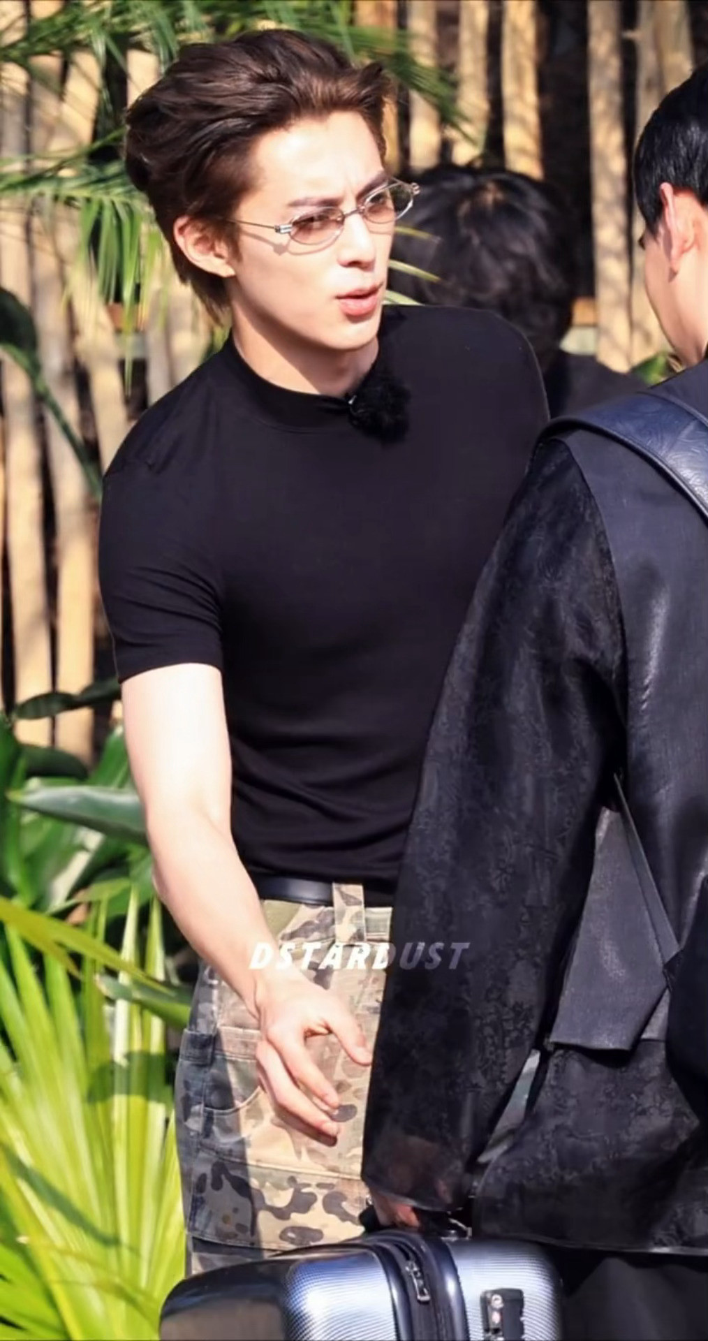 亲爱的客栈民宿老板都这么潮的吗，不知道，黑T王鹤棣身材很曼妙