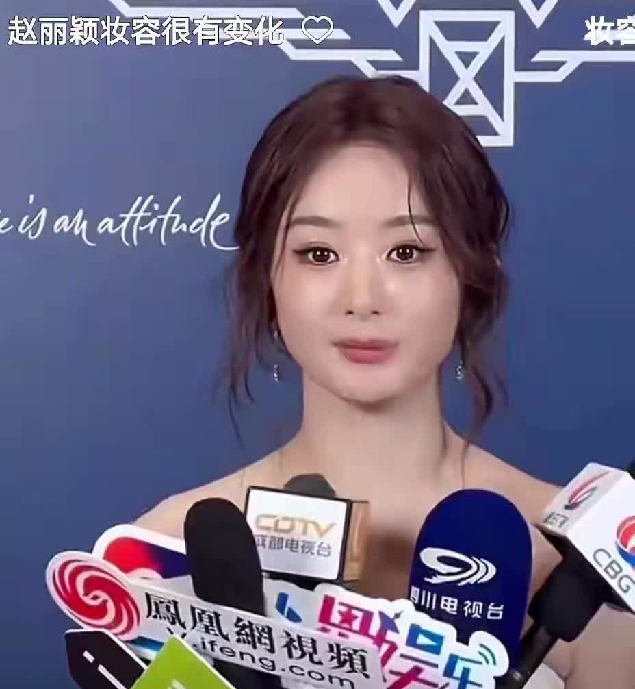 天啊！赵丽颖这是怎么了？反差太大了吧！眼尾上扬，腮帮子鼓鼓的，笑起来面部