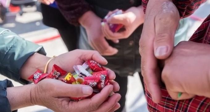 “天将大锅！”河南，一大妈路过酒店，见门口一对新人正在发喜糖，便猛地冲进人群，伸