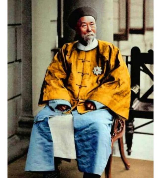 1896年，李鸿章大摇大摆地跑到美国，想要给美国人瞧一瞧他的中国风，他特意穿上了