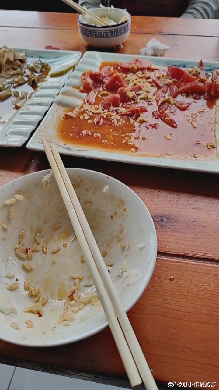 今个中午吃多了。三个人三个菜剩下一个半，我是主力军，他俩都不行啊，完全吃不动，小