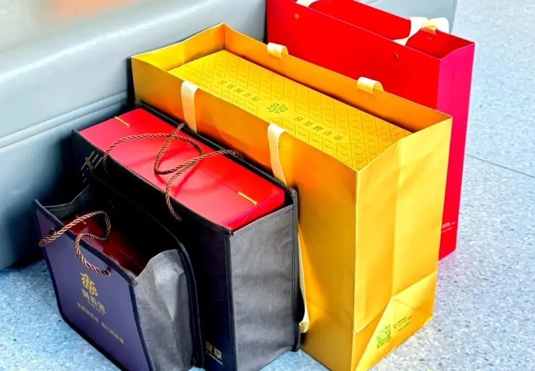 28岁侄女相亲没看上小伙，直接把人家带的烟酒水果原样退回。媒人拎着东西折返那刻