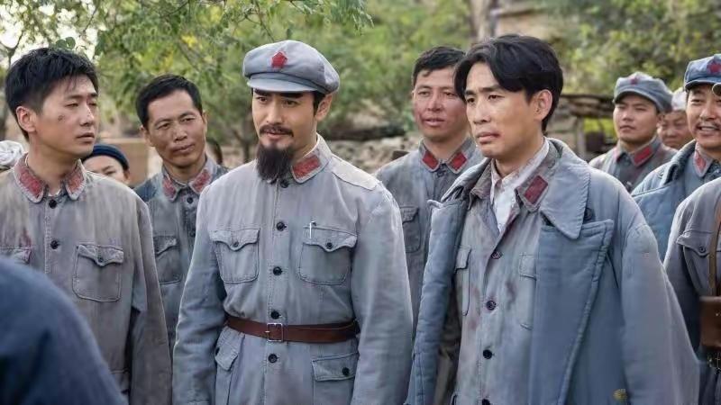 黄晓明扮演的周总理，还是挺具有威风凛凛，气宇轩昂的军人气质，[赞]