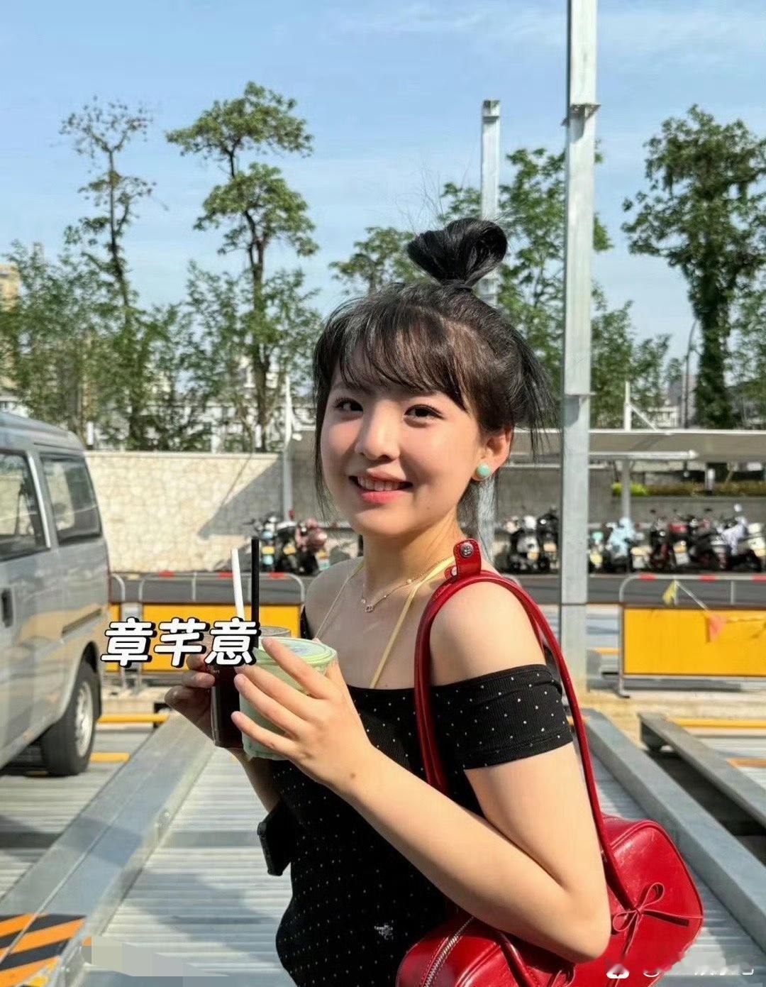 章家三姐妹，怎么感觉都在模仿章若楠啊，刷完这两张图，第一反应真的太有既视感了