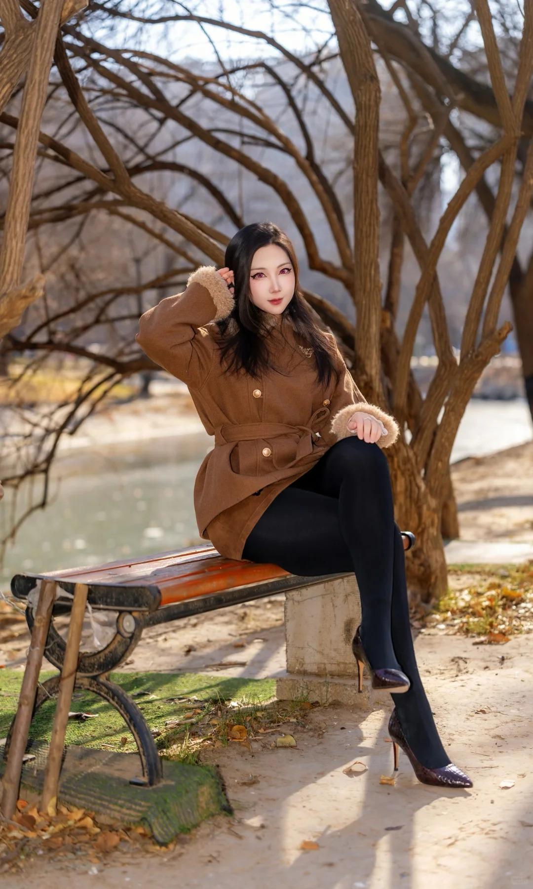 晒图笔记大赛这套穿搭将厚黑美学诠释得恰到好处，利落又不失精致感。棕色短外套自带冬