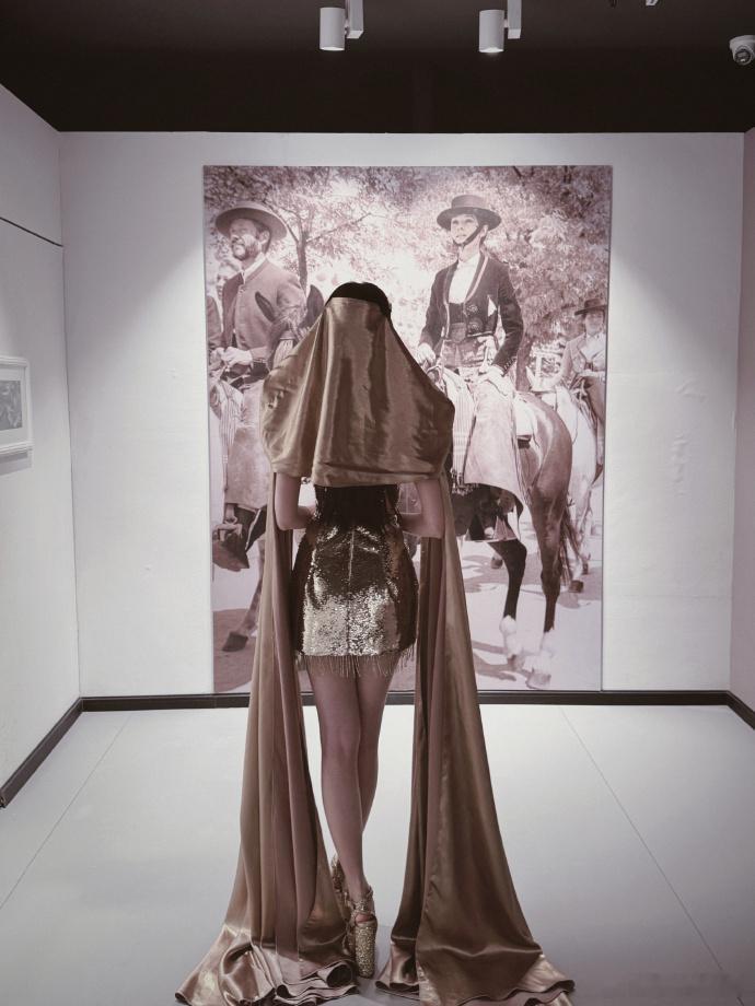 祝绪丹金色斗篷神秘感祝绪丹好华丽的金色斗篷，真的是太美了呀，完全呈现出来一种神