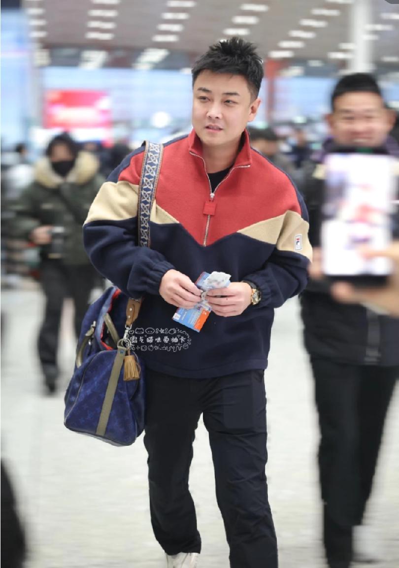 王皓教练这私服帅到我了！✈️海口亚洲杯冲从北京出发的王皓教练，这身红蓝撞色