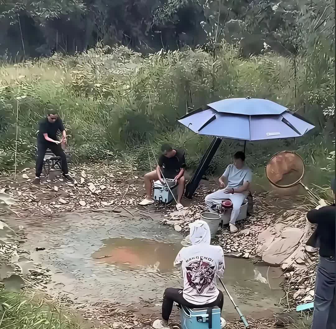 一张照片，几句笑话今天早上，刷到一篇短文，是说女士给钓鱼的老公送饭