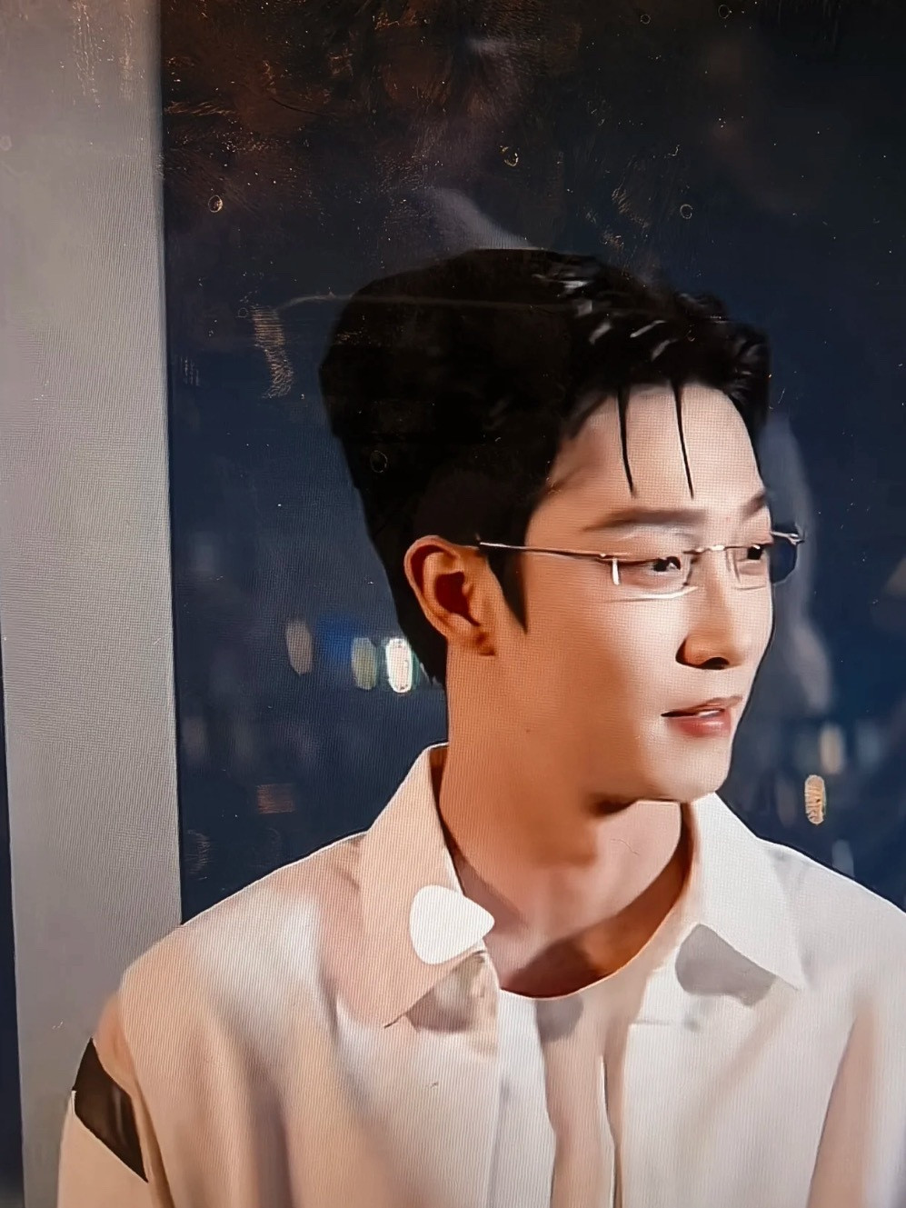 真没人管管他这个发型么看下饭剧的时候直接笑出声…造型师我请问呢？这后脑勺子走一圈