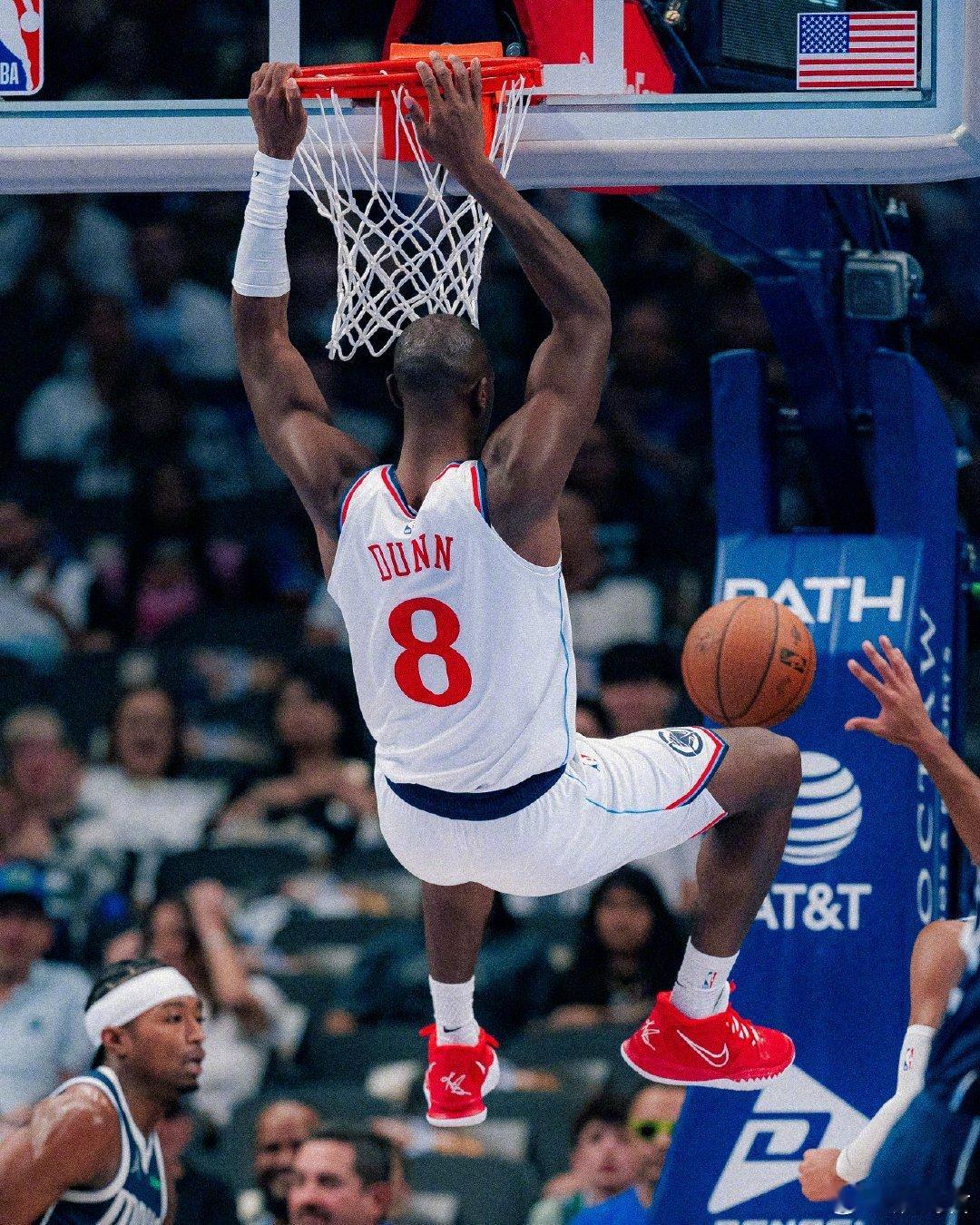 邓恩在场时，快船队的进攻效率109.6分，防守效率117.1分，百回合净胜分-7