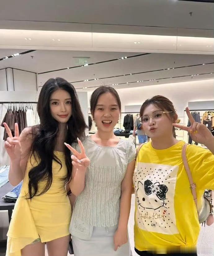 网红现实中的脸确实很漂亮感觉可以当明星了