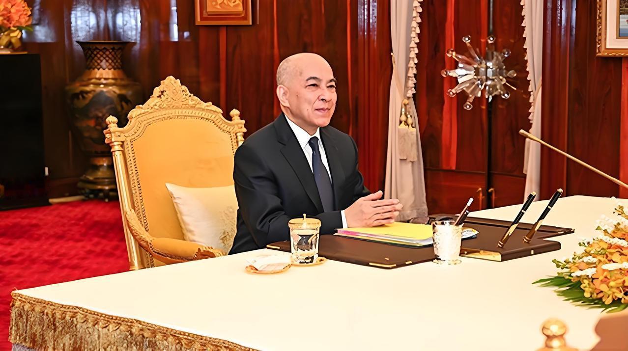 西哈莫尼能不能重获权力，就看泰国了。泰王拉玛十世是泰国最高权力拥有者，虽然不