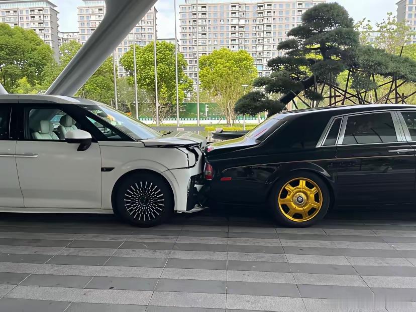上海某酒店门口：新能源撞上劳斯莱斯婚车。车主别太担心，劳斯莱斯有可能是假的，毕竟