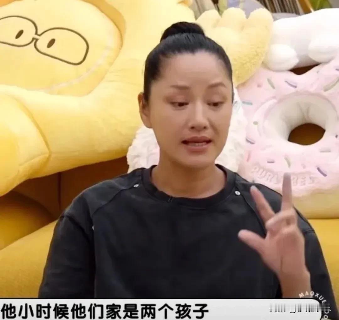 近日，综艺节目里的一段对话看得人心里发酸。瞿颖在节目里聊起老友胡兵，直接心疼到