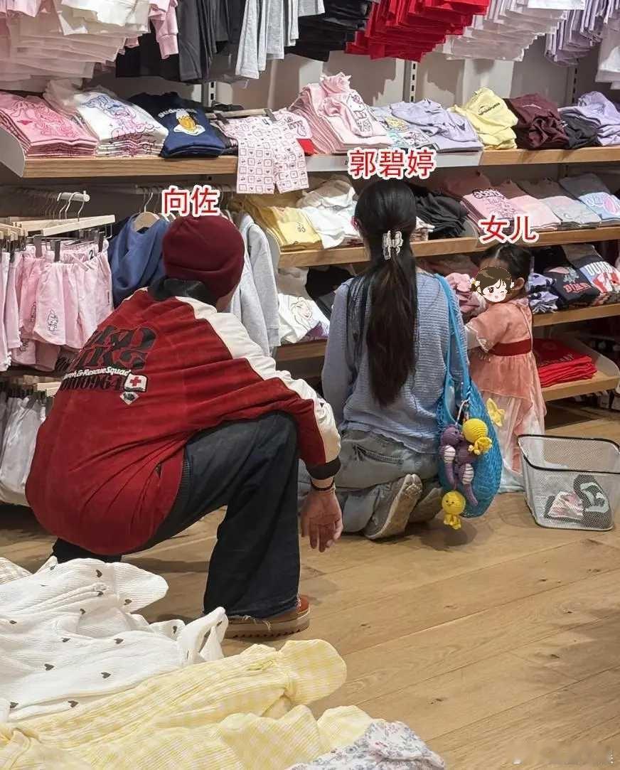 向佐郭碧婷带女儿买衣服向佐郭碧婷一家新加坡逛街新加坡偶遇向佐郭碧婷一家，夫妻俩