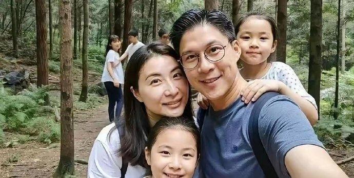郭晶晶霍启刚夫妇带娃出游，大方晒两个女儿正脸不愧是霍家人啊，人家就是有这底气