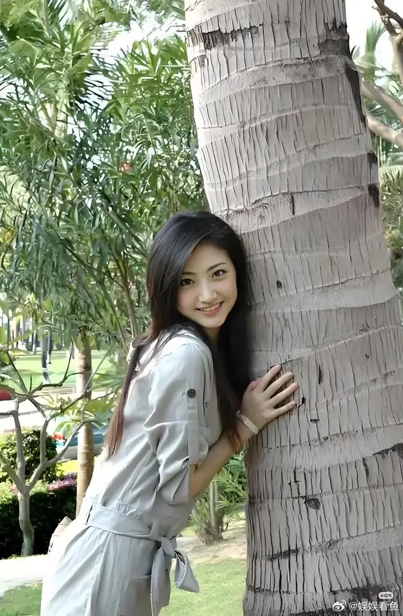 景甜从之前的农民工穿搭和现在的亚比两模两样吧，再往前数还是经典小韩女爱豆穿搭