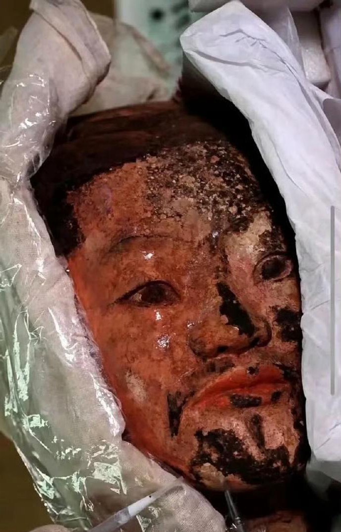 刚出土的兵马俑可神了！身上还带着彩绘呢，铠甲黑亮黑亮的，领口袖口红艳艳的，脸上跟
