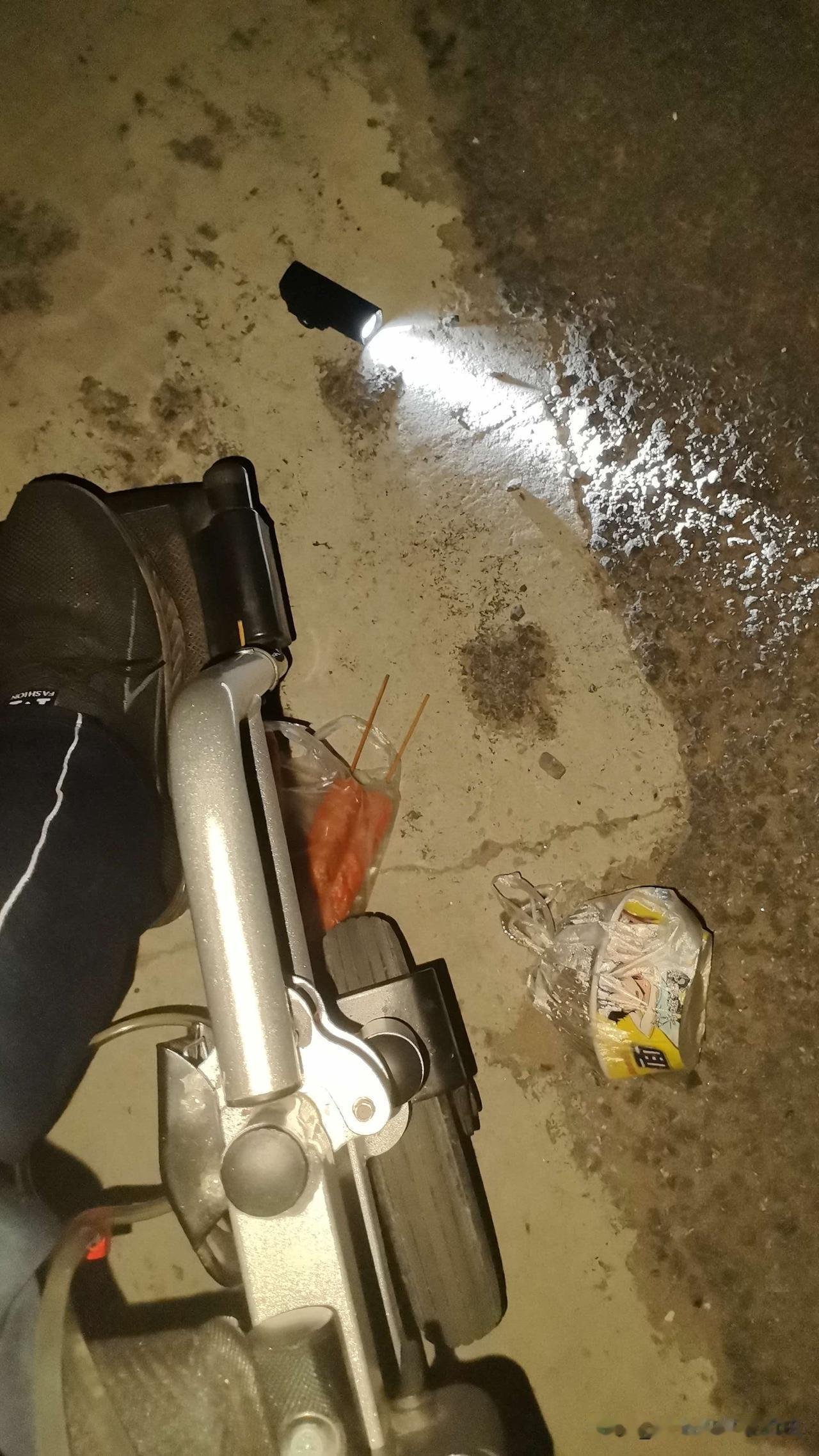 今天老公给我打电话让我去接他，说他给孩子们买了好吃的，但给掉地上了，他没法拾起来