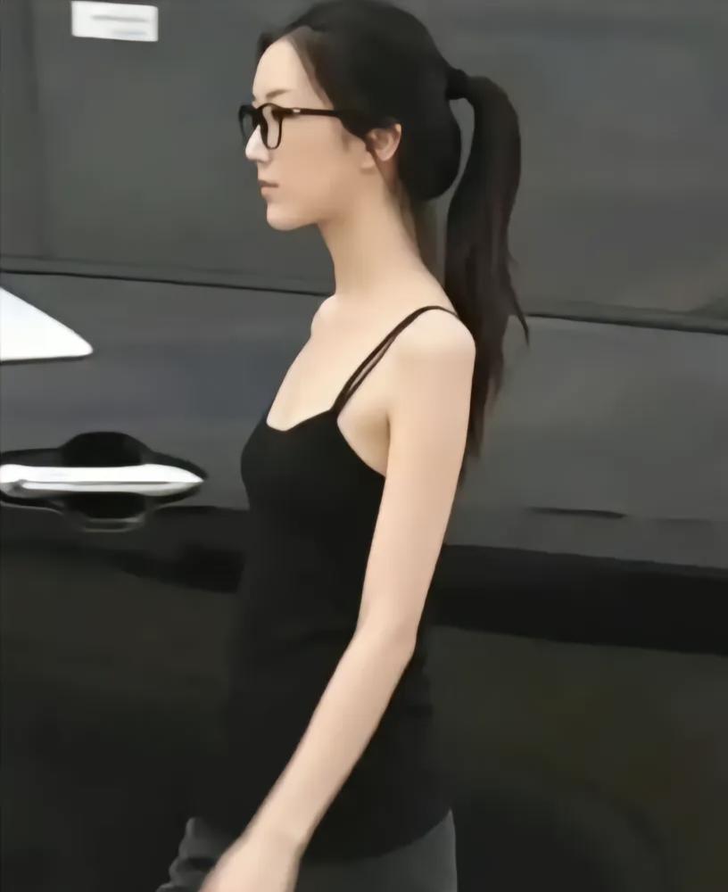 20岁的李嫣一身清爽的打扮，陪母亲王菲观看姐姐窦靖童的演出。这个画面，记录