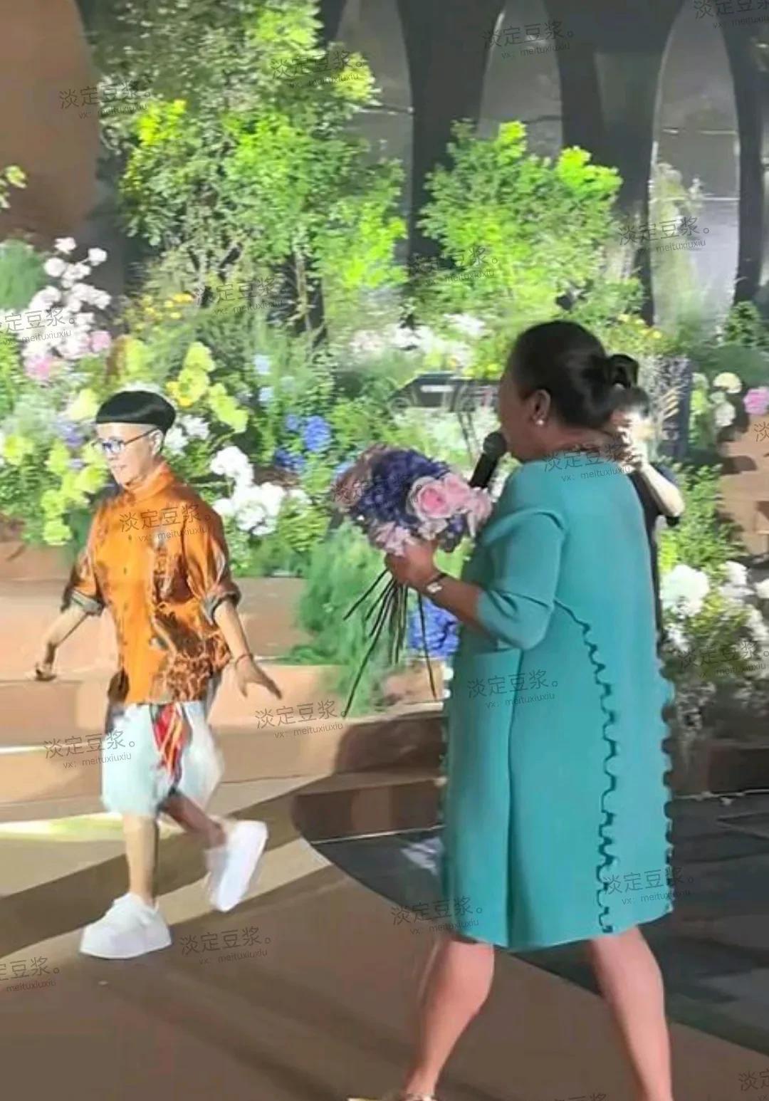 看有人说“金龟子”刘纯燕在女儿婚礼上穿大裤衩子，不合适。我看挺好啊！没看出有啥不
