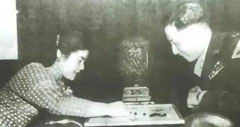1942年，蒋纬国看到一位美丽的少女，上前和她搭讪：“小姐，报纸能借我看一下吗？
