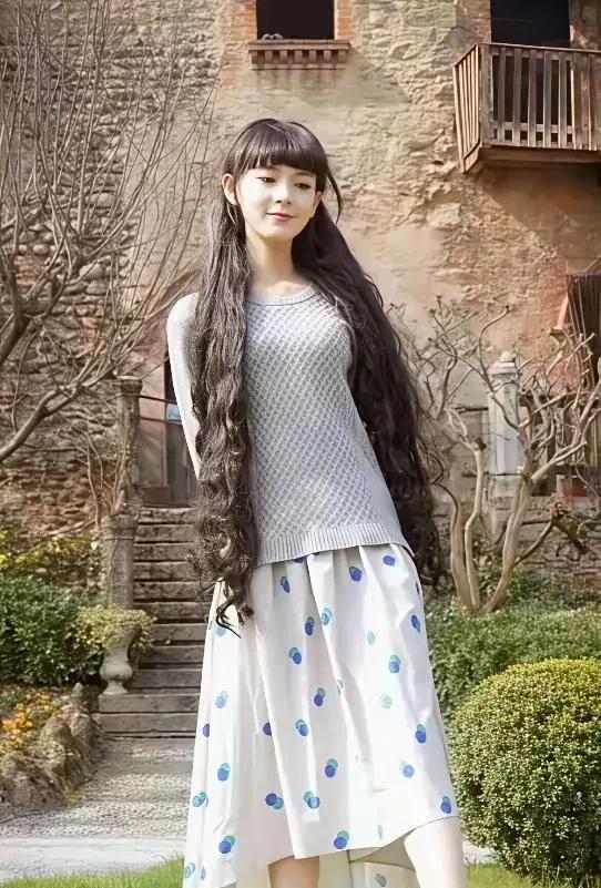 要说内娱哪个女明星颜值身材反差最大？那不得不提陈瑶了吧，萝莉脸和御姐身材的强烈