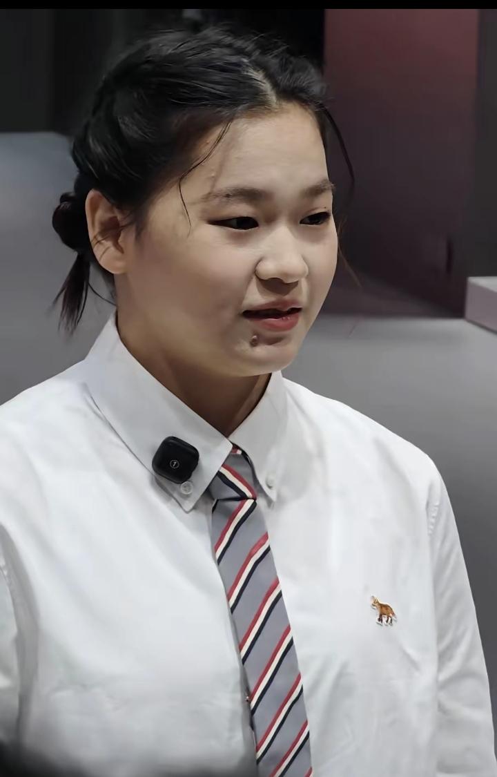 全红婵真的长了一张让人看了就开心的小圆脸！肉嘟嘟、圆乎乎，脸颊饱满又软萌，自带满