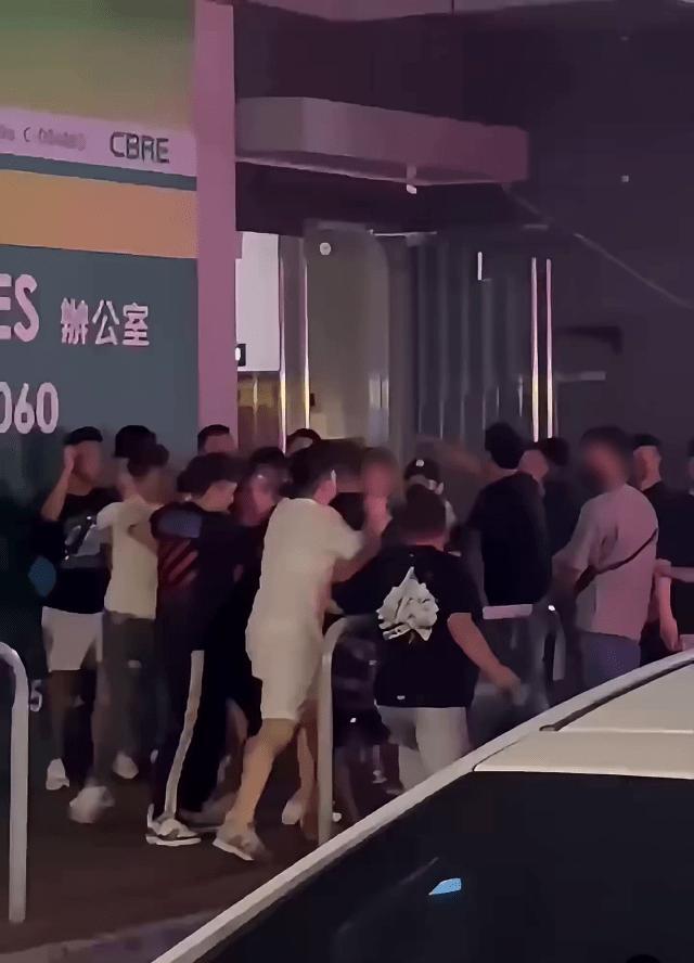 尖沙咀深夜冲突？9月26日凌晨5点，香港尖沙咀柯士甸路与金巴利道路口爆发多
