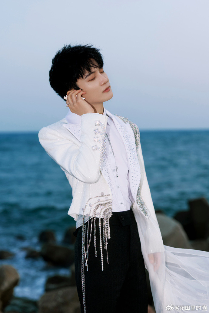 周深物料这么活人感的吗真的被周深物料里那股子鲜活劲儿戳中了！录制间隙他蹲在地上