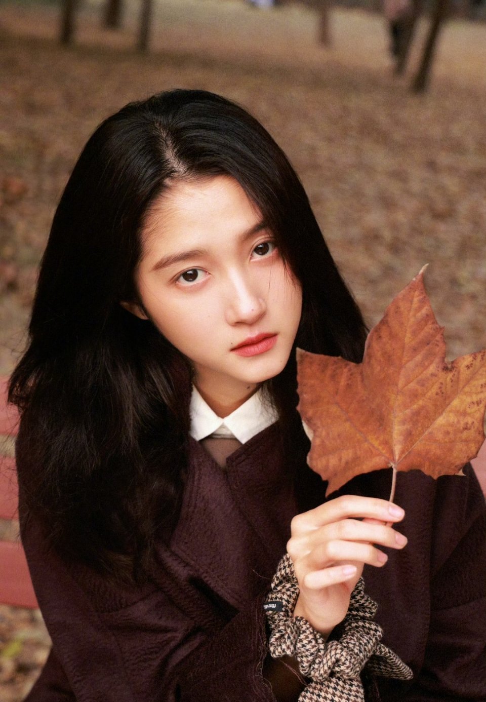 关晓彤沈梦辰红色高跟鞋关晓彤与沈梦辰的红色高跟鞋各有韵味又同样惊艳！关晓彤的红高