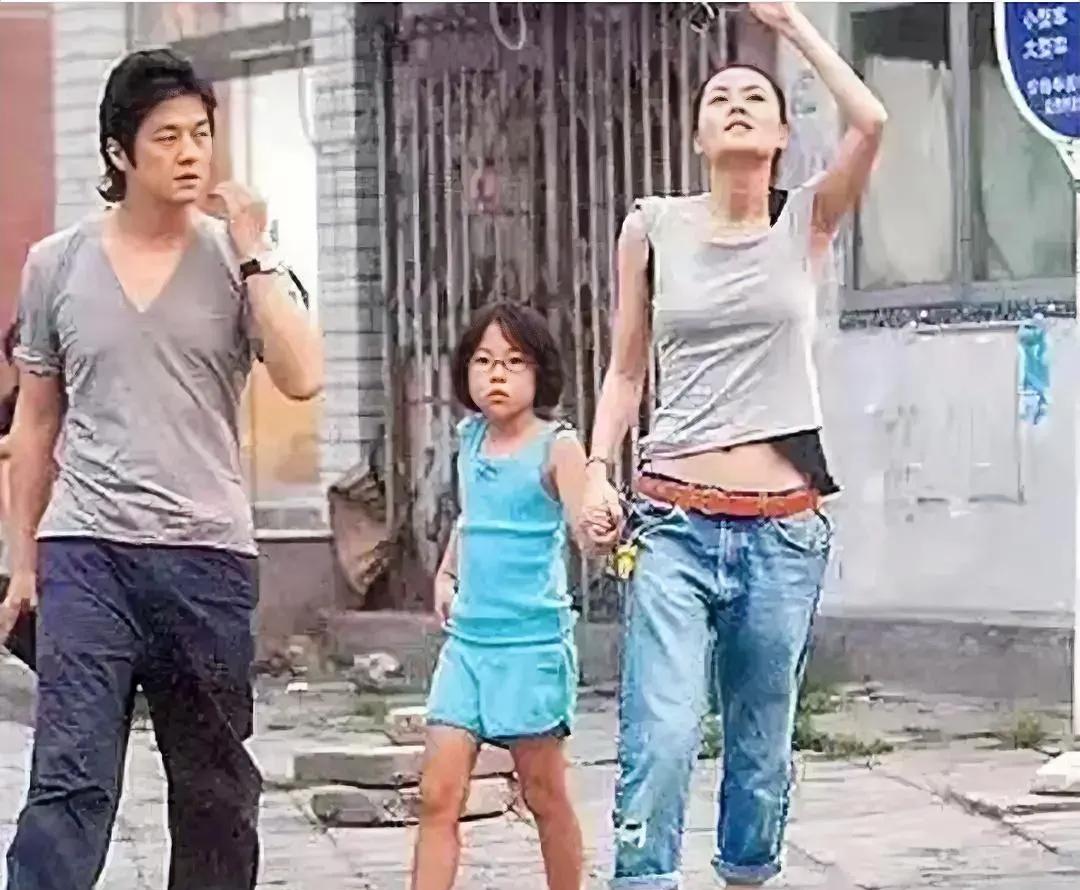 王菲把女儿从小就养的很粗糙啊,不穿公主裙,随便穿个坎肩出门!这会儿的窦靖童有5