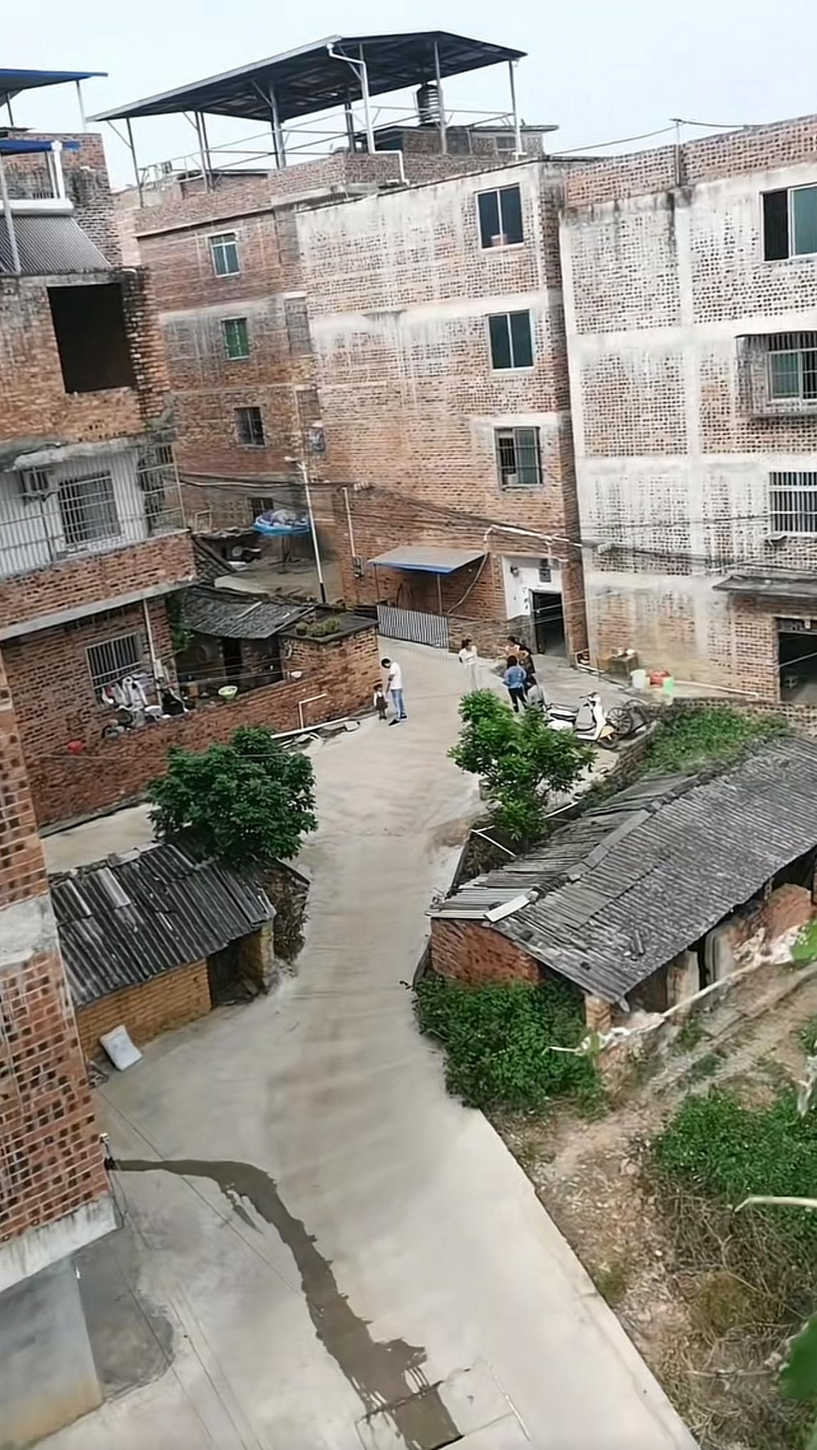 农村自建房建最高应该是广东，十几二十层都有；建的最漂亮应该是福建和浙江，欧式别墅