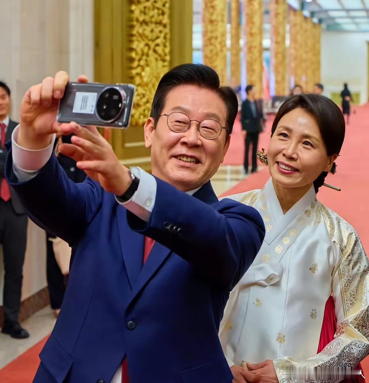 小米手机高端成了！韩国总统没选三星，反倒拿着小米15Ultra自拍，后背上的标