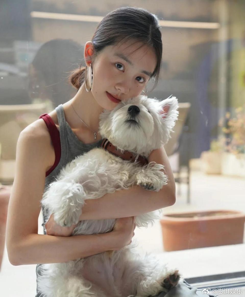 黄多多完美继承爸妈优点黄多多完美复刻爸妈颜值基因！眉眼像极了黄磊的温润儒雅，笑