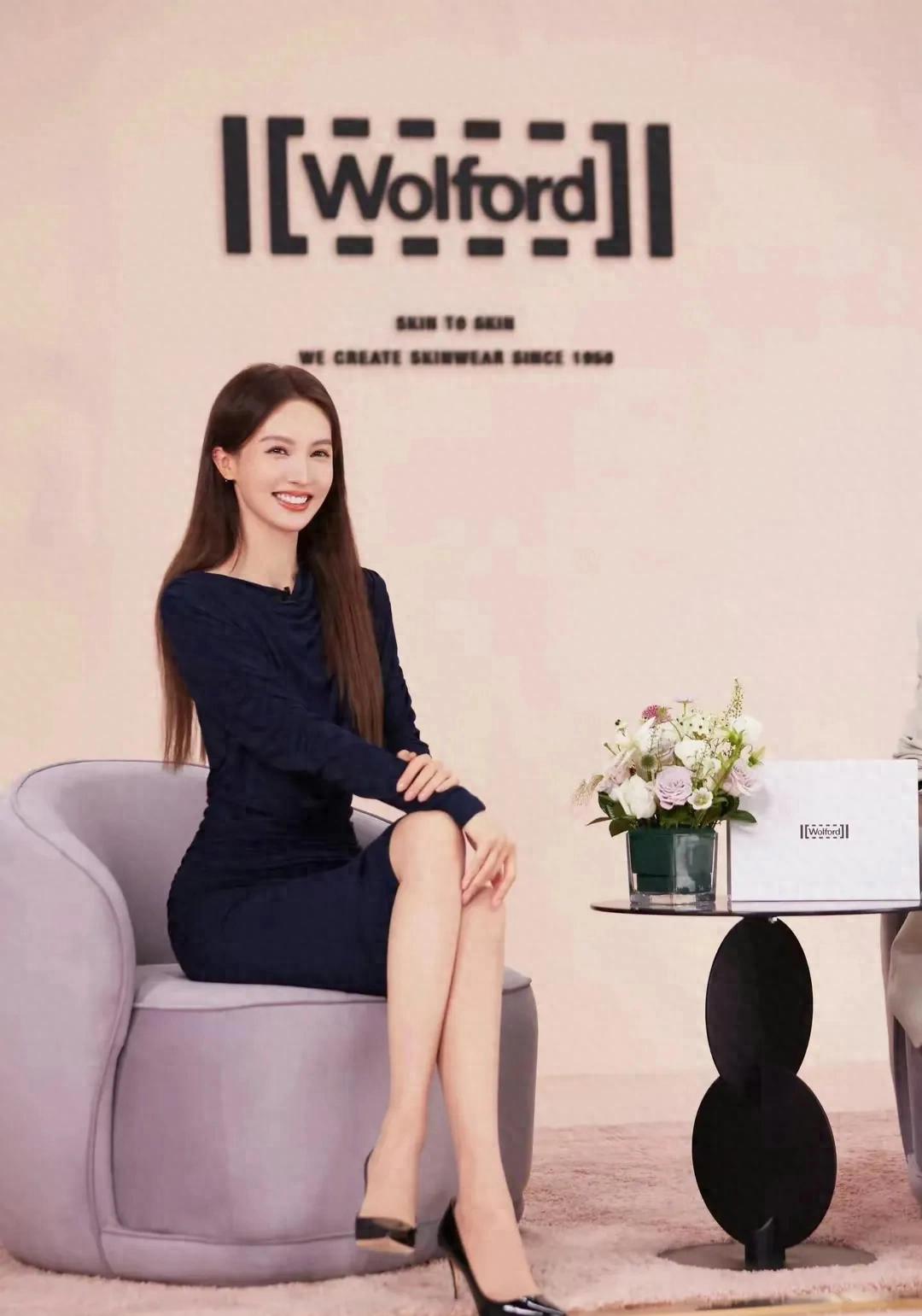 金晨穿肉色丝袜也太绝了温柔感拉满又带点小诱惑，这气质谁顶得住