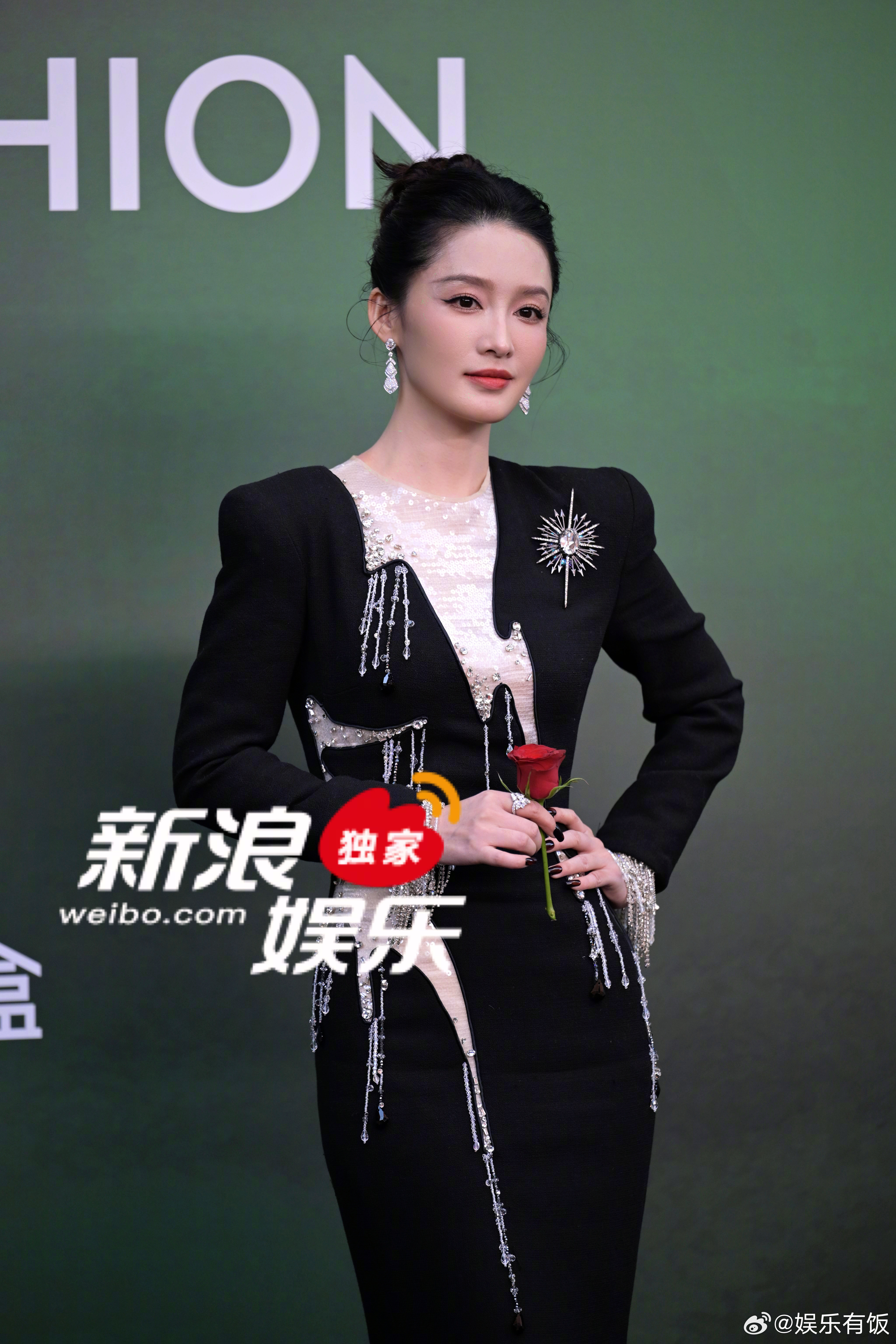 李沁帅成老公了李沁带着玫瑰花走红毯亮相vogue红毯，黑色礼服的沁沁太帅了~