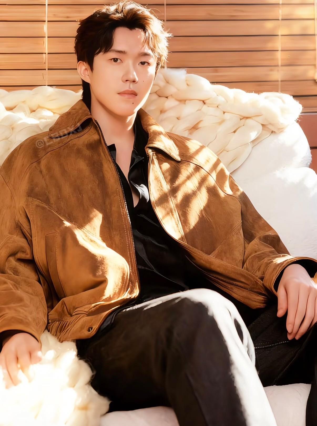 王楚钦还真是多面穿上这一身衣服感觉整个人身价都不一样，不知道是衣服衬得人