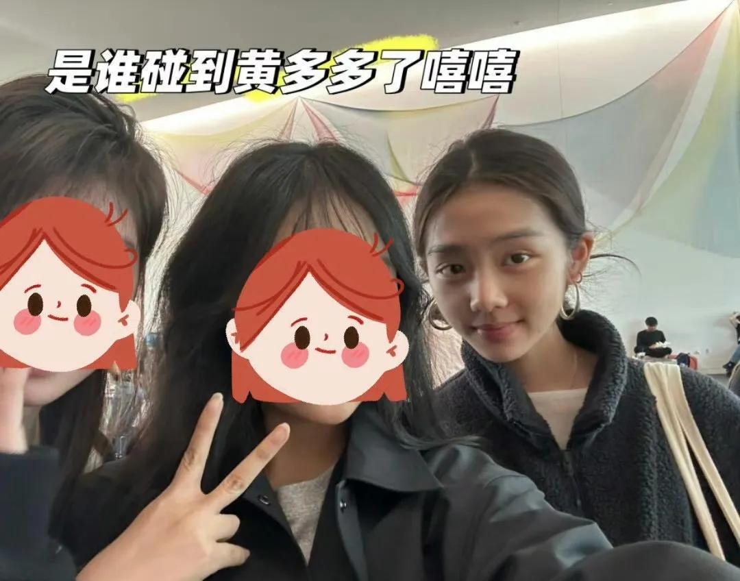 在校园的一隅，偶然间，我遇到了正在上课的黄多多。这位19岁的年轻女孩，以她那不施