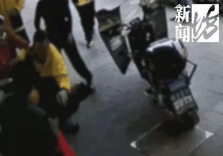 干的漂亮！上海，一外卖小哥去电动自行车店打气，双方说好收费1元，小哥立刻就要给钱