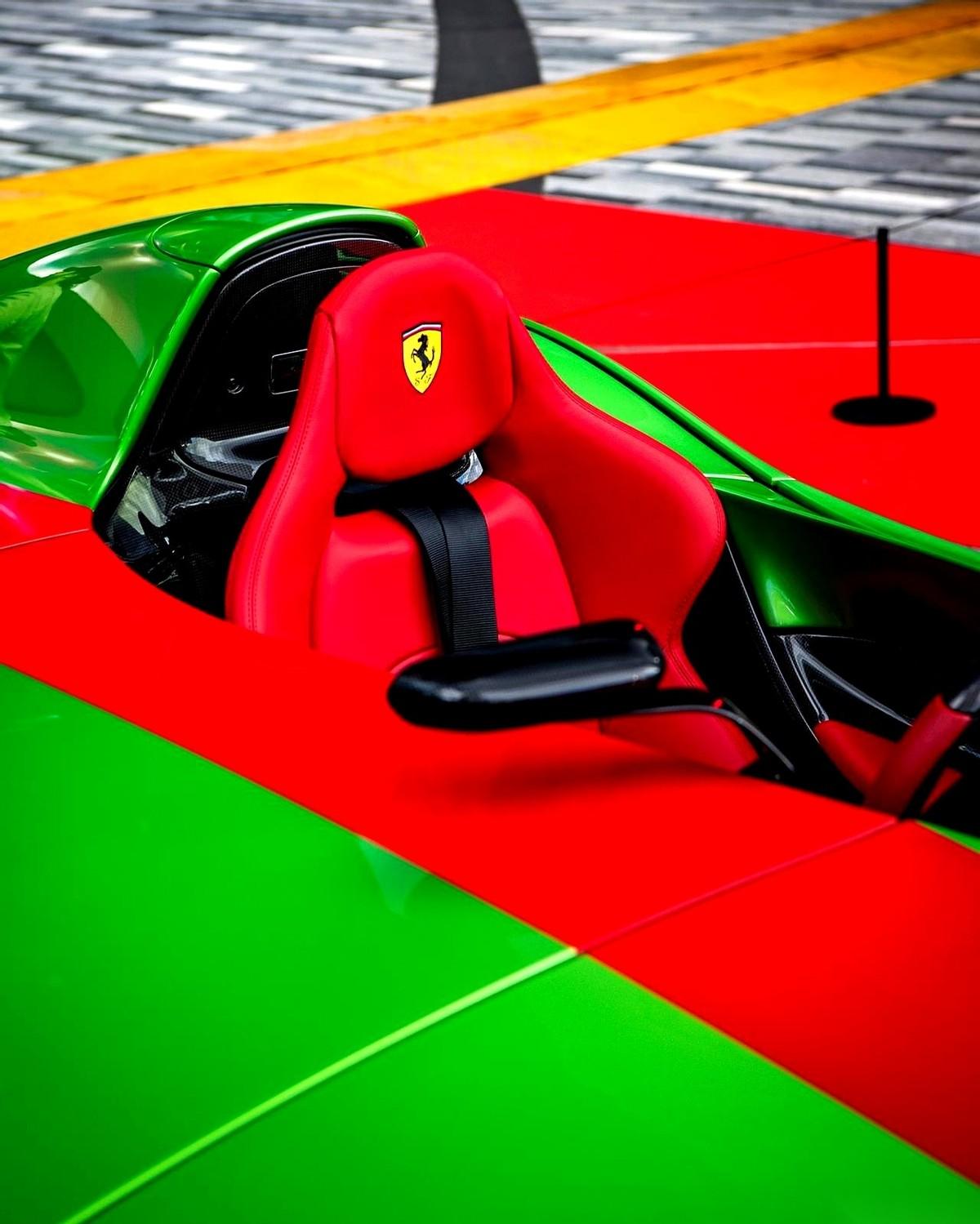 法拉利造了台车，连车顶都懒得给你装，只有一个座。就这么个“单人敞篷”，落地价，