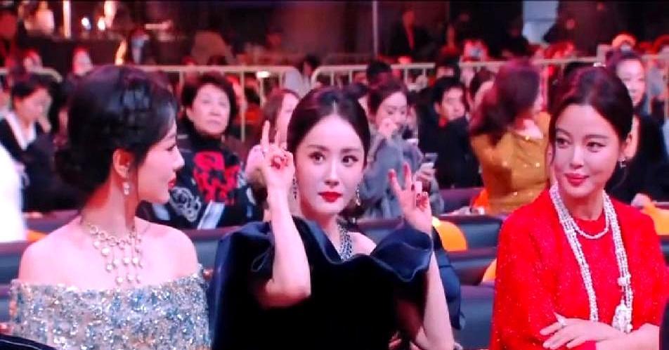 朋友，你发现没？看杨幂时眼里的冰，转身给杨紫提裙摆时全化了。就那一瞬间，杨紫