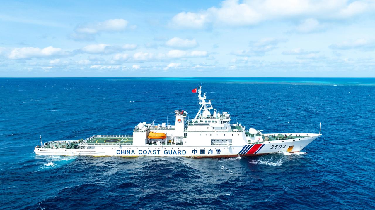 别再只盯航母了！南海军警联合演训背后，青海湖舰才是真正的“海上移动岛屿”，它是远