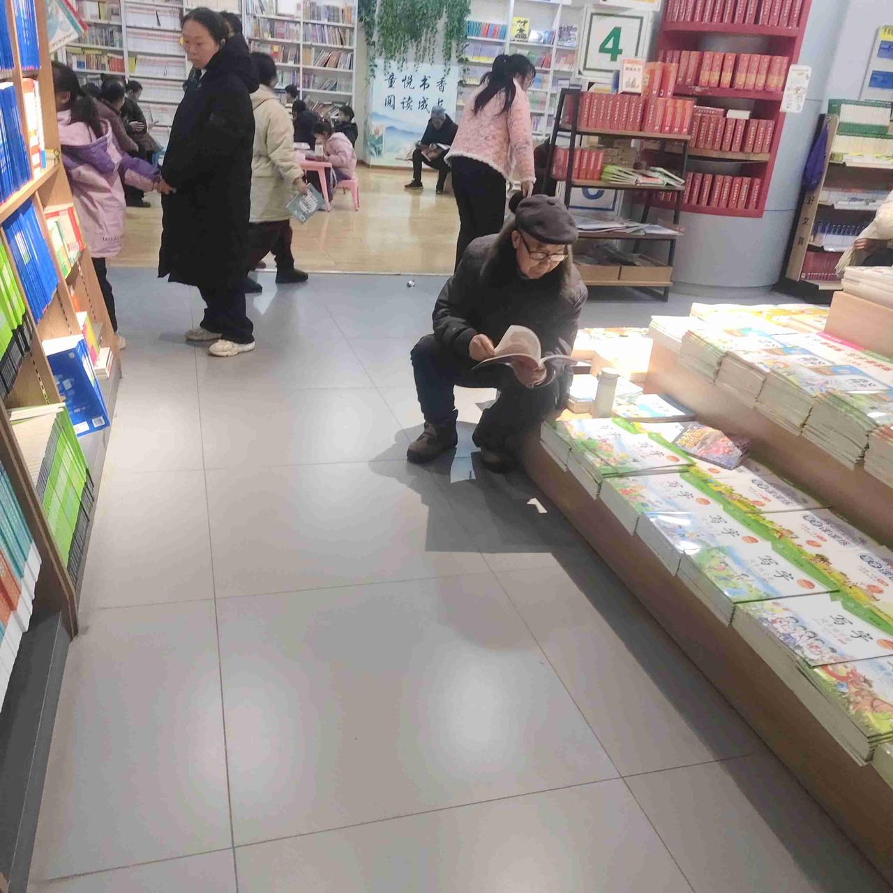 今天带着孩子来图书馆看一下孩子就不能要求来我们这儿，我以为在其他家都带着孩子出去